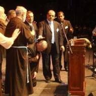 El padre Cantalamessa y unos evangélicos oran por Bergoglio en 2006