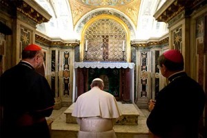 El Papa Francisco en la tumba de Pedro el Lunes de Pascua