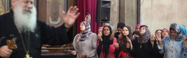 Mujeres musulmanas en El Cairo piden a Jesucristo pidiendo que las libre del mal