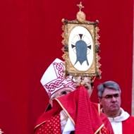 El obispo Murgui presenta la reliquia para su veneración