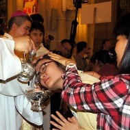 Una china adulta se bautiza en Pascua