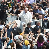 El Papa saluda en una audiencia