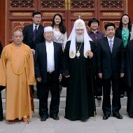 Kiril en China con líderes religiosos... dóciles