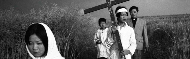 Un joven sacerdote acompaña un funeral chino