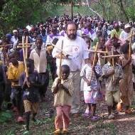 El obispo Aguirre, con sus niños en Bangassou