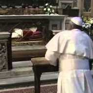 Francisco oró ante la tumba de Juan XXIII