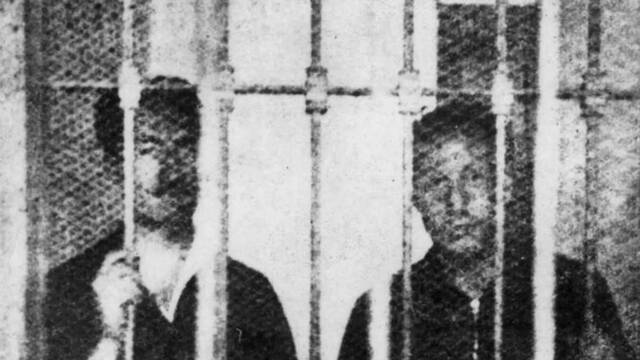 José Antonio (a la derecha de la foto) en la prisión de Alicante, junto con su primo Miguel.