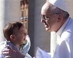 Papa Francisco con un niño
