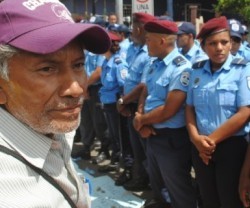 Un anciano con la policía sandinista inactiva