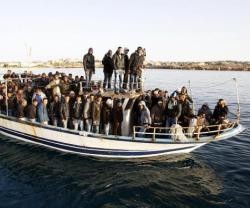 Embarcaciones abarrotadas llegan -o naufragan- en Lampedusa