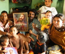 Una familia católica de Pakistán, donde los cristianos son acosados y discriminados