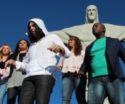 Jóvenes JMJ en el Cristo del Corcovado en Rio de Janeiro