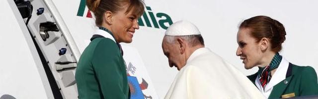 El Papa sube al avión de Alitalia que lleva su escudo