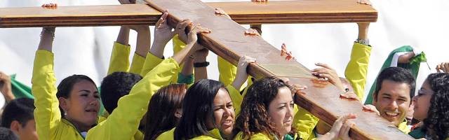 Jóvenes brasileños portando la cruz de la JMJ