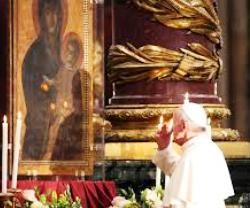 Francisco ante la imagen de María Salud del Pueblo Romano