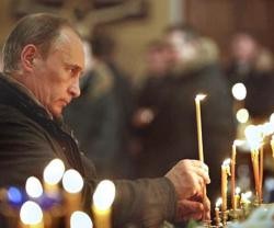 Putin se deja ver mucho en actos eclesiales, santiguándose y poniendo velas