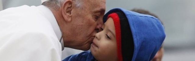 En 1 kilómetro de recorrido en Aparecida Francisco besó a cinco niños