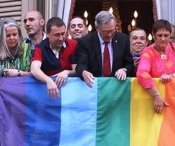 Xavier Trias, alcalde de CiU en Barcelona, cuelga la bandera del lobby gay en el ayuntamiento de todos