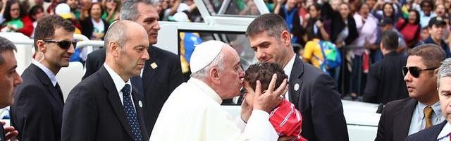 Antes del Ángelus, el Papa besó muchos niños; alabó el papel de los abuelos en las familias