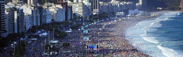Tres millones en Copacabana, en foto horizontal... las verticales son más elocuentes