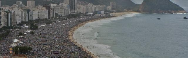 Actos finales de la JMJ, se llenó la playa de Copacabana: entre 1,7 y 3,7 millones de personas
