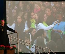 Javier Echeverría, a la izquierda, escucha la pregunta formulada por una joven en la JMJ 2013