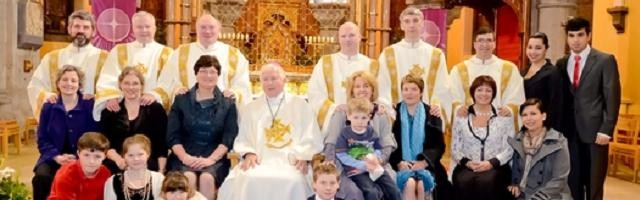 El obispo de Elphin, Irlanda, con 6 diáconos, sus esposas e hijos, ordenados en 2012; en EEUU hay más diáconos que en Europa