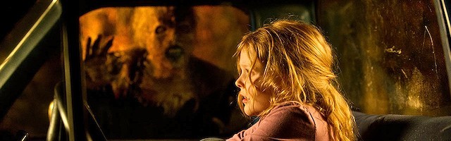 El demonio se ceba con la niña protagonista de la película.