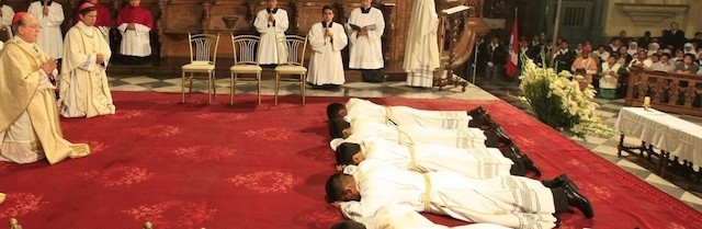 Padre de ocho hijos y con 18 nietos a sus 71 años cumple su sueño...es ordenado sacerdote
