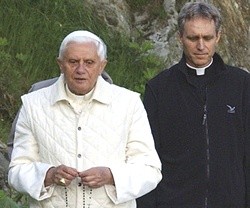 Ganswein reza y pasea con Benedicto XVI en una foto de hace pocos años