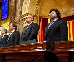 Políticos cantan Els Segadors en el Parlament catalán