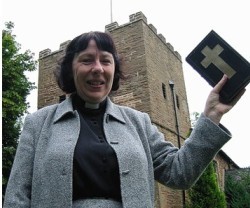 Una "reverenda" anglicana en Llandaff, Gales; ordenadas como diaconisas o sacerdotisas, es difícil impedir que haya obispesas