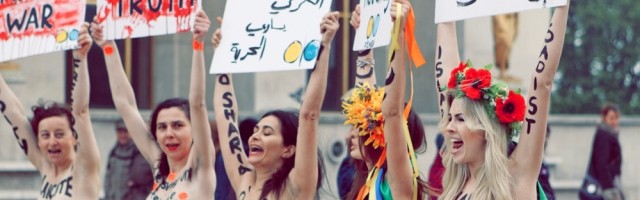 Las Femen en una protesta en París - son un producto de propaganda muy bien financiado, ¿por quién?