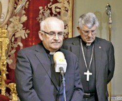 Al micro, Ángel Fernandez Collado; detrás, el arzobispo Braulio, en una breve oración