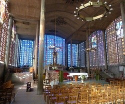 Notre Dame du Raincy tiene unas vidrieras realmente luminosas