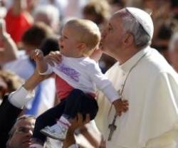 Como cada miércoles, Francisco aprovechó la audiencia para besar niños
