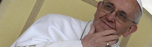 Una foto del Papa Francisco... ligeramente escorado a la derecha