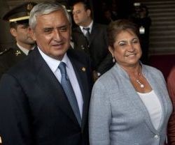 Rosa Leal y el presidente Otto Pérez defienden los valores provida de la Constitución de Guatemala