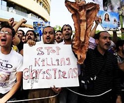 Dejad de matar cristianos, dice el cartel durante una manifestación en Egipto.