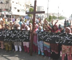 Concentración en la calle de mujeres cristianas denuncia la indefensión de las minorías