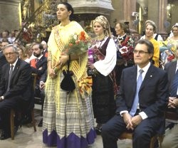 Representantes de las casas regionales llevan flores a la Virgen de la Merced, flanqueadas por el alcalde Trias y el president Mas