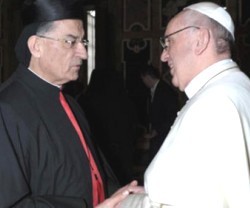 El cardenal y patriarca maronita, Bechara Boutros Raï, saluda al Papa Francisco