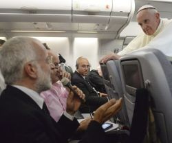 El Papa Francisco en su encuentro con periodistas en el avión de la JMJ de Río de Janeiro