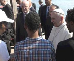 El Papa Francisco saluda unos inmigrantes en su visita a la isla de Lampedusa