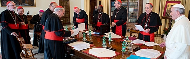 El Papa Francisco, en la primera sesión con los 8 cardenales del Consejo