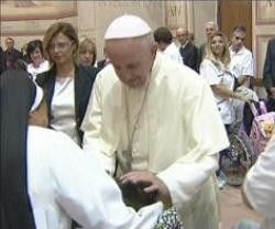 El Papa Francisco reza por los enfermos, como suele hacer siempre en audiencias y encuentros