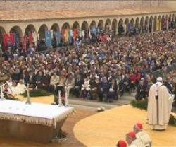 Así se llenó la plaza de Asís durante la misa del Papa Francisco