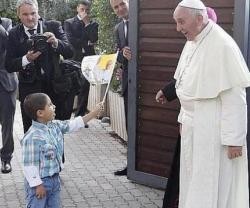 Un pequeño fan del Papa Francisco le saluda en Asís