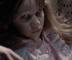 La mirada maligna del demonio en Regan, según la película clásica de El Exorcista; el guionista y el director insisten en que su obra es una historia de redención