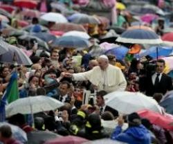 La lluvia no detuvo ni al Papa ni a los alegres peregrinos